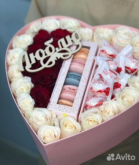Большое сердце с розами, макаронс и рафаэлло