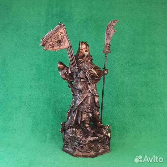 Бронзовая статуэтка Гуань с флагами. Фен-шуй