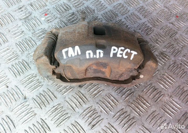 Суппорт передний правый на Митсубиси Галант