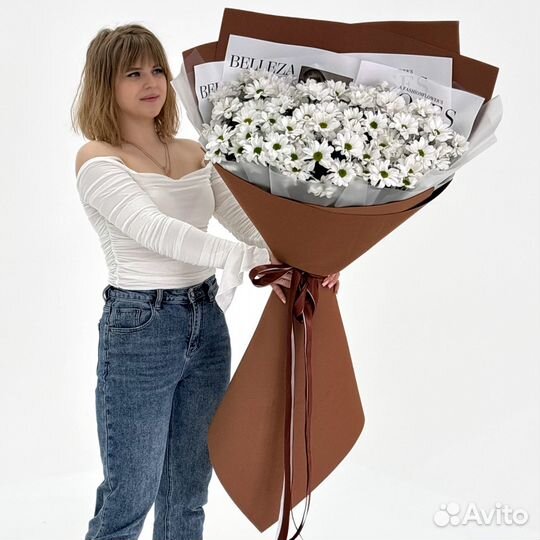 Большие букеты из белых ромашковых хризантем