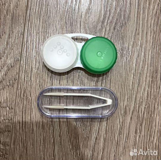 Пинцет и контейнер для линз