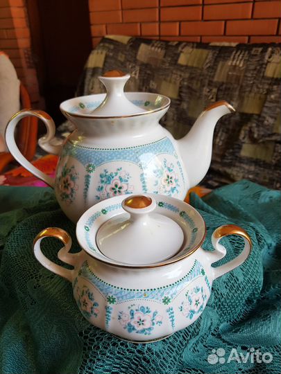 Чайник и сахарница
