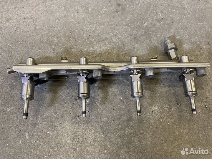 Топливная рампа с форсунками Focus 3 2.0 GDi