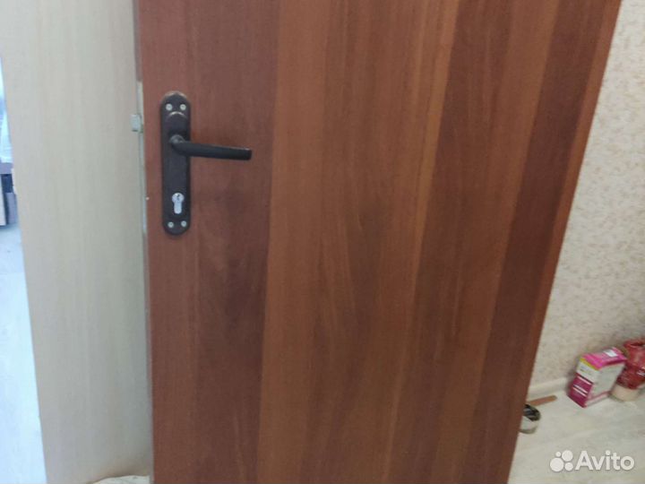 Дверь деревянная полотно90см с коробкой и замком