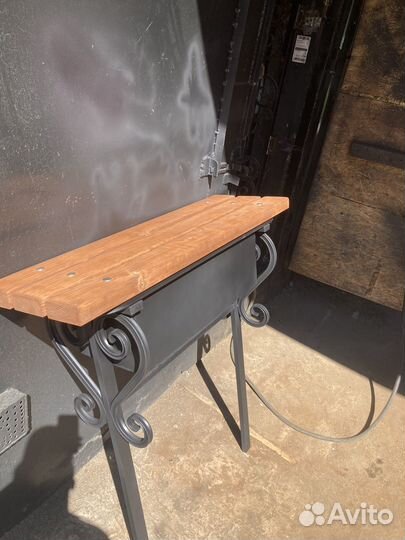 Скамейка на кладбище с ящиком