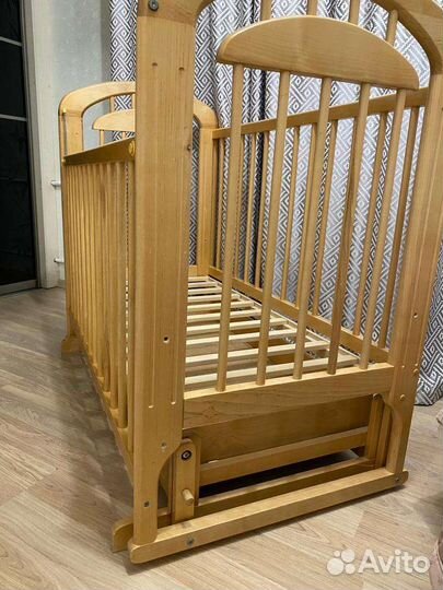 Детская кроватка с маятником и ящиком