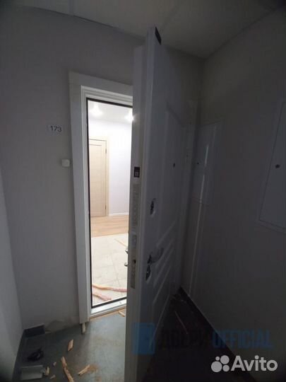 Дверь входная белая очень хорошая