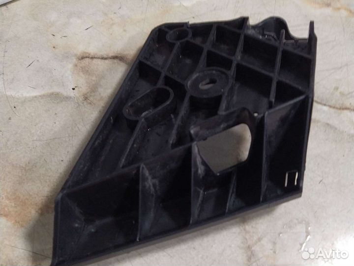 Кронштейн R крепления фары Ниссан кашкай