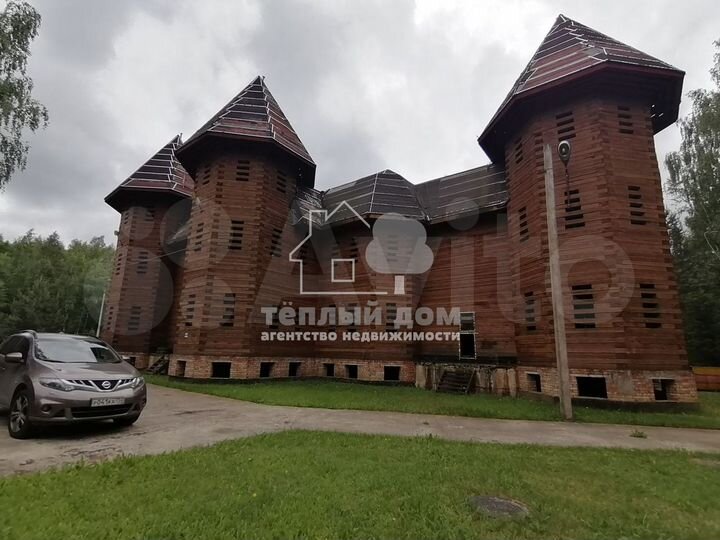 Дом 2000 м² на участке 52 сот.