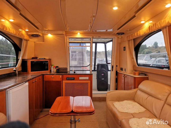 Моторное судно яхта