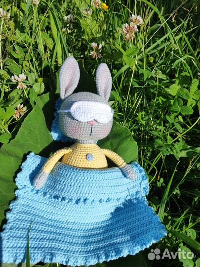 Вязаный зайка в пижаме