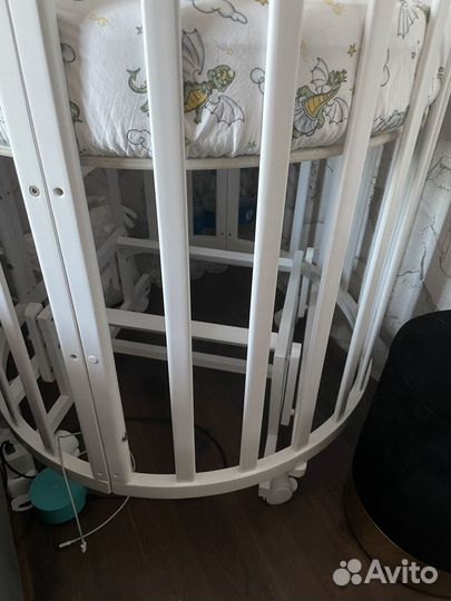 Детская кроватка с маятником круглая