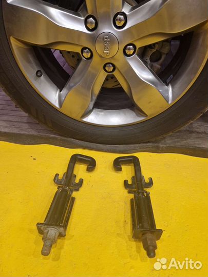 Буксировочные крюки Jeep Grand Cherokee WK2