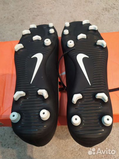 Футбольные бутсы nike