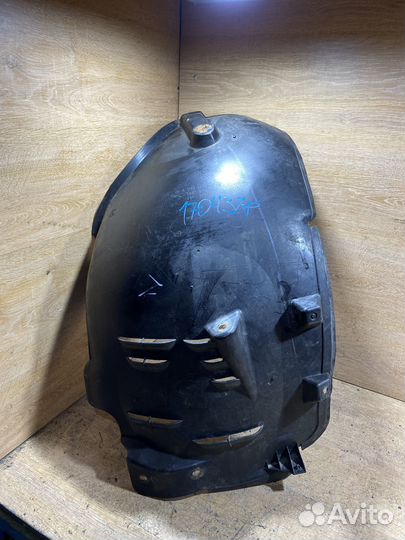 Подкрылок передний левый Mercedes W211 1704378