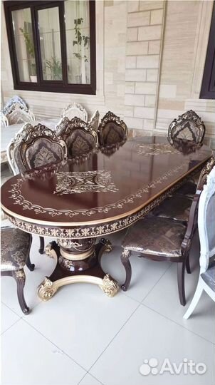 Большой обеденный стол