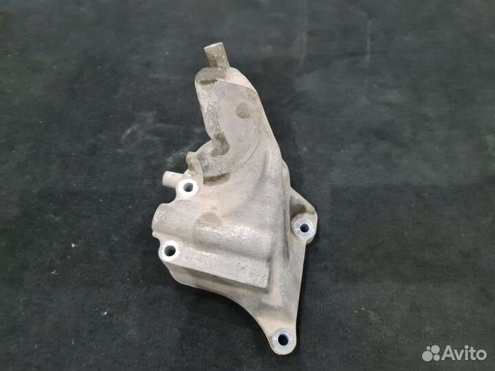 Кронштейн опоры двигателя правый Mercedes W222