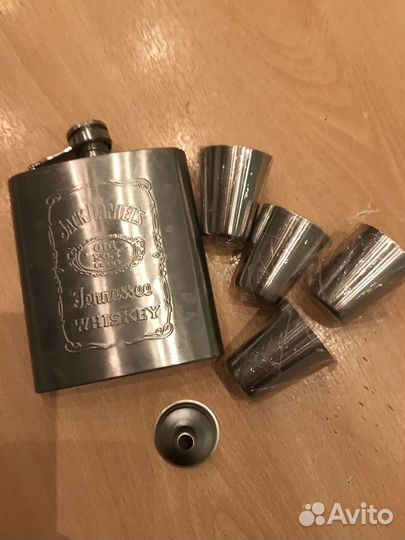 Фляжка для крепких напитков, 4 стопки и воронка
