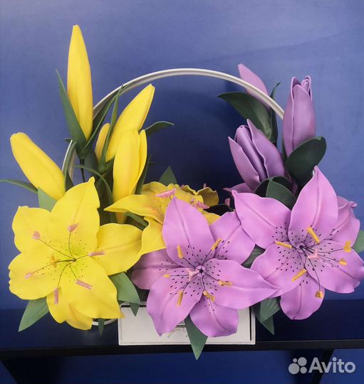 Лилии с ящиком для мелочей