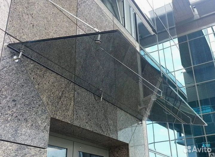 Стеклянный козырек над входом