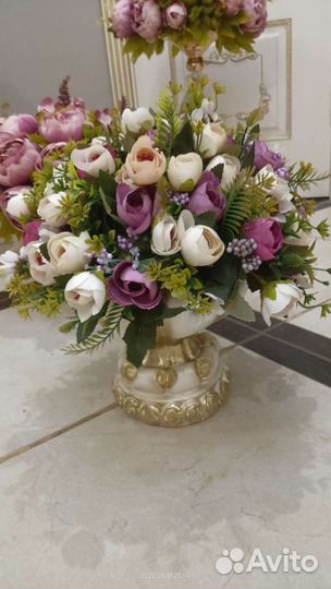 Букет из искусственных цветов с вазой