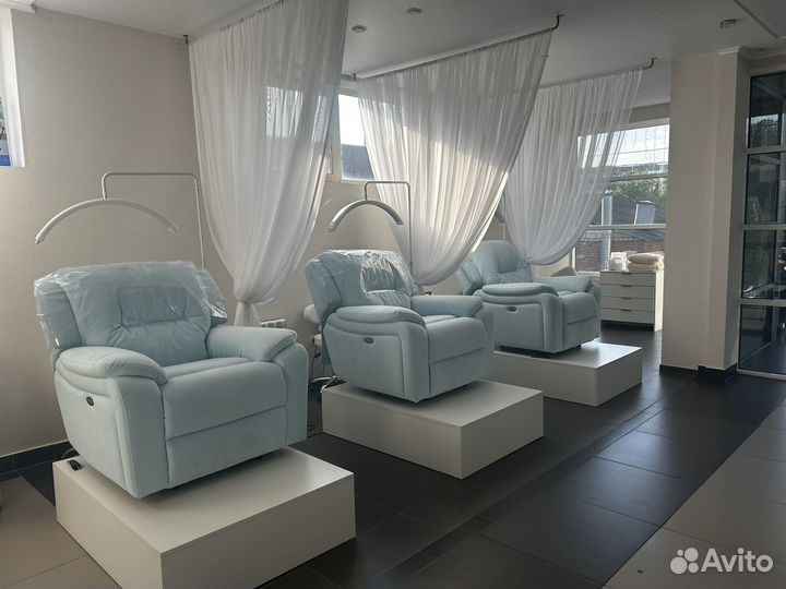 Маникюрный стол педикюрное кресло в аренду