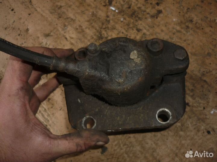 Суппорт передний левый Рено Логан