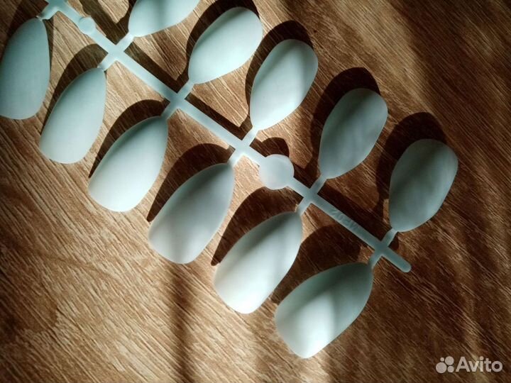 Накладные ногти небесно-голубого цвета