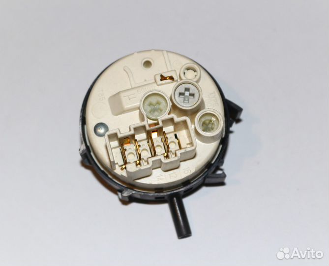 Датчик уровня ст.машины Indesit Ariston C00110327