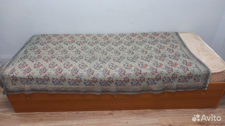 Продам кровать с матрасом