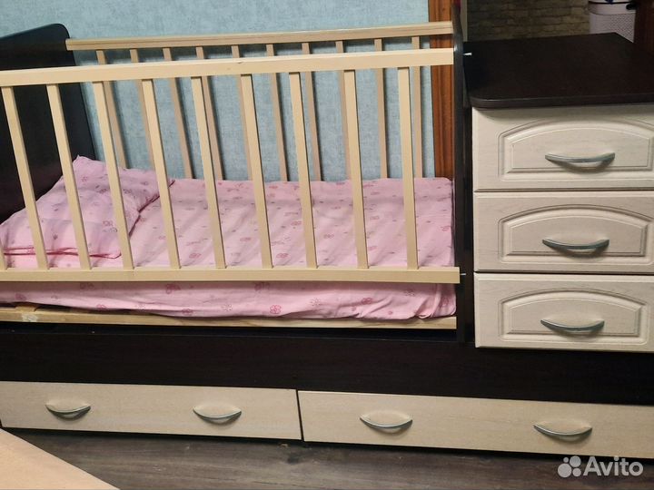 Детская кроватка с маятником и ящиком