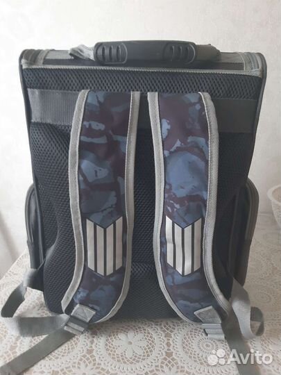 Ранец школьный для мальчика в отличном состояние