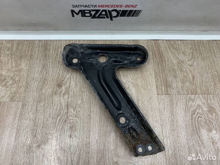 Кронштейн подрамника правый Mercedes X164 GL 164