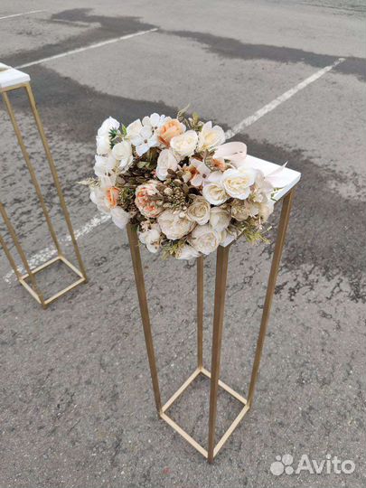 Стойка с цветами