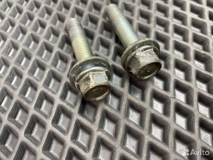 Болты кронштейна обводного ролика Honda Accord 8