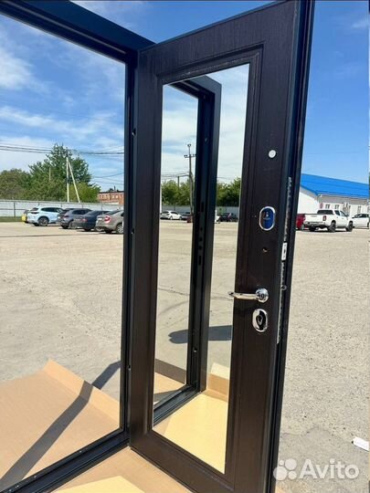 Дверь входная металлическая с зеркалом новая