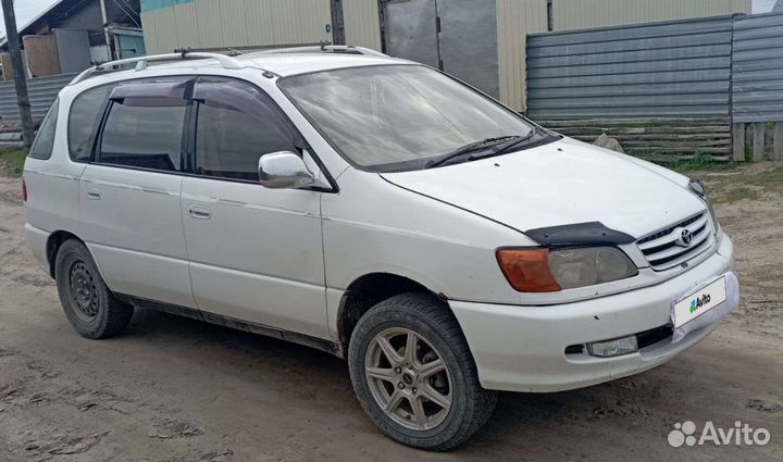 Toyota Ipsum 2.0 AT, 2000, битый, 300 000 км