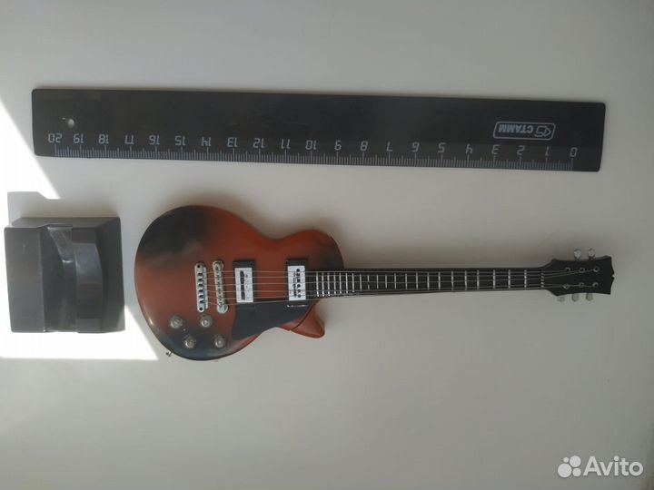 Гитара, трубы, брошка труба