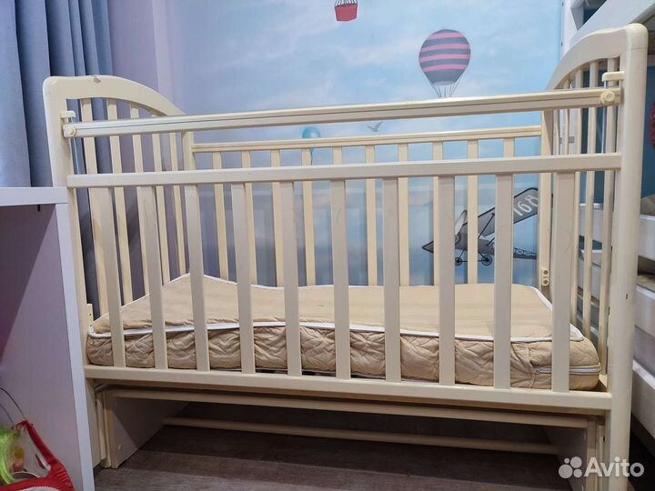 Детская кроватка с маятником