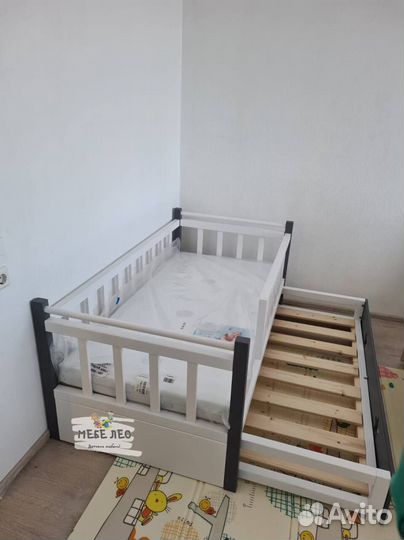 Детская кровать с выдвижным спальным местом