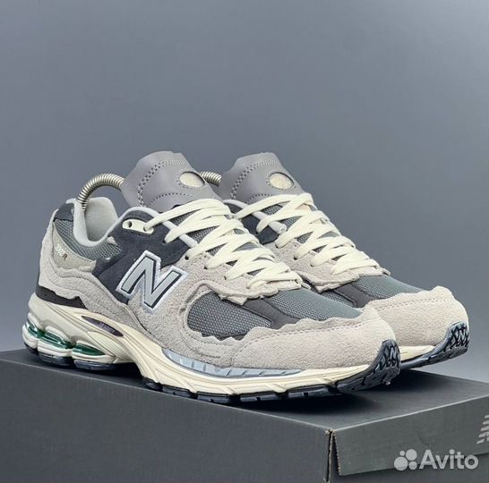 Светлые New Balance 2002R