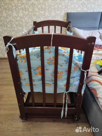 Детская кроватка с маятником и ящиком