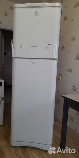 Продам холодильник indesit
