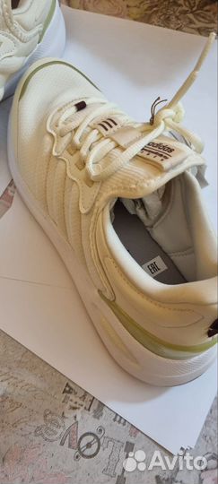 Кроссовки женские фирмы Адидас