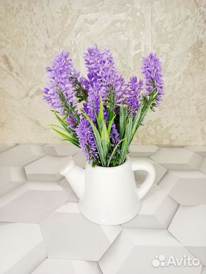 Искусственная лаванда в керамическом кашпо-лейке