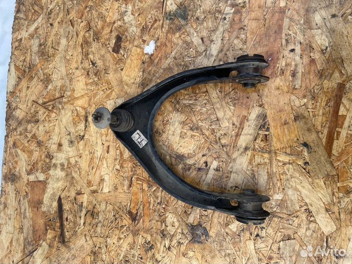 Верхний правый рычаг Toyota Crown S200