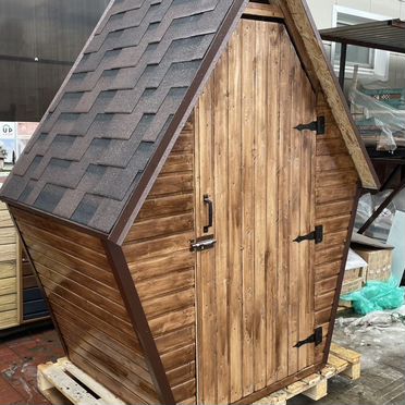 Дачный деревянный туалет