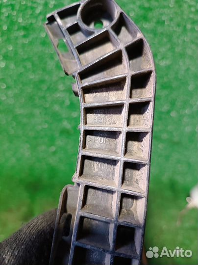 Кронштейн переднего бампера правый Toyota Camry XV