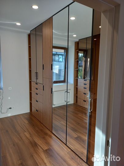 Встроенная мебель и натяжные потолки