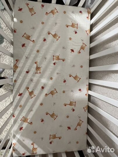 Детская кроватка с маятником и ящиком